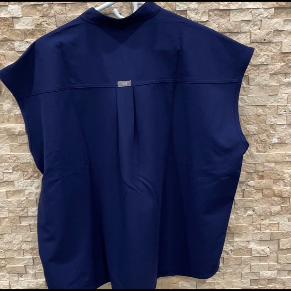 Figs Rafaela scrub top. Navy blue.